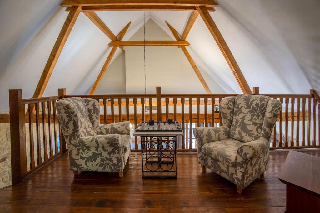 7 Bedroom Secluded Close To Prague Říčany