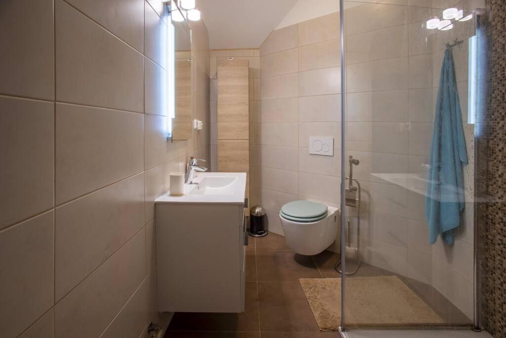 7 Bedroom Secluded Close To Prague
