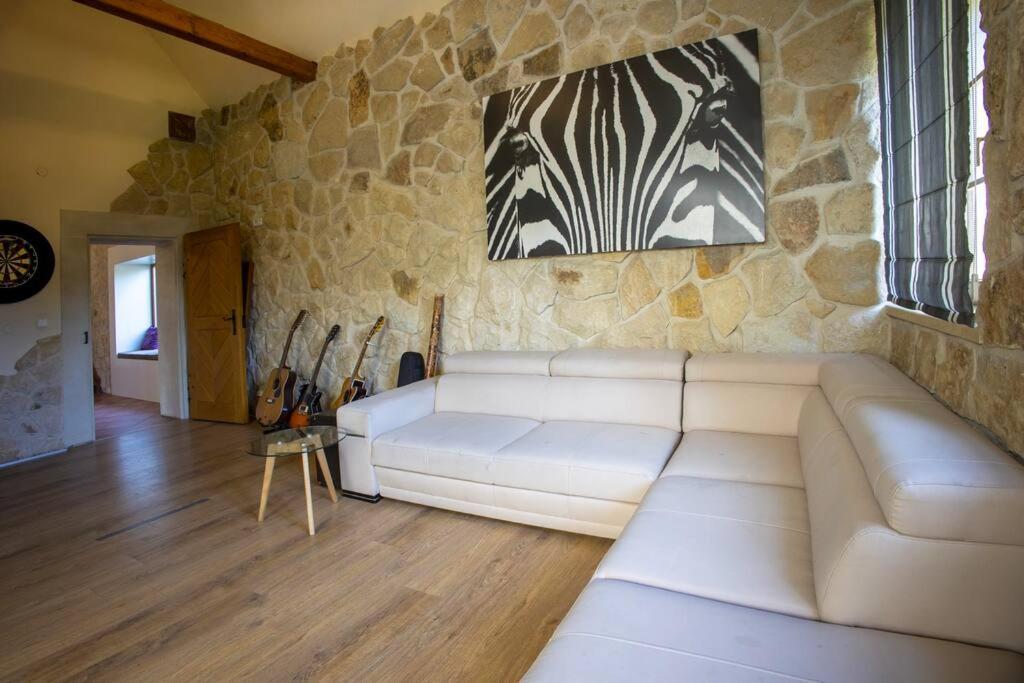 Villa 7 Bedroom Secluded Close To Prague Říčany