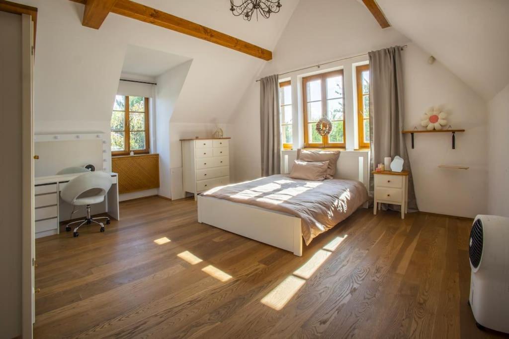 7 Bedroom Secluded Close To Prague Villa *